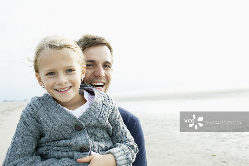 父亲和女儿的肖像(5-6)在海滩上图片素材