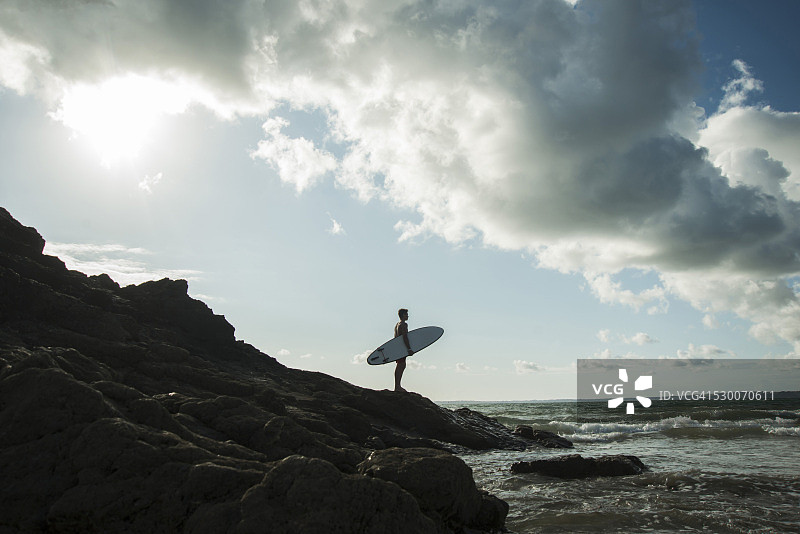 法国，布列塔尼，滨海卡马雷，少年在海边玩冲浪板图片素材