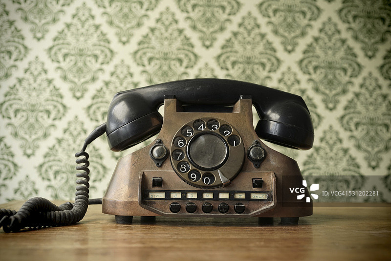 铜制的旧电话图片素材