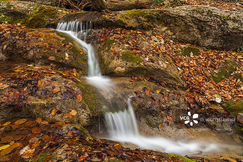 山间溪流在秋天的森林里图片素材