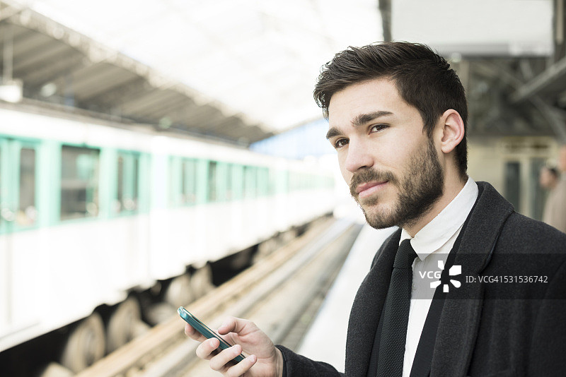 巴黎通勤者在使用地铁智能手机应用图片素材