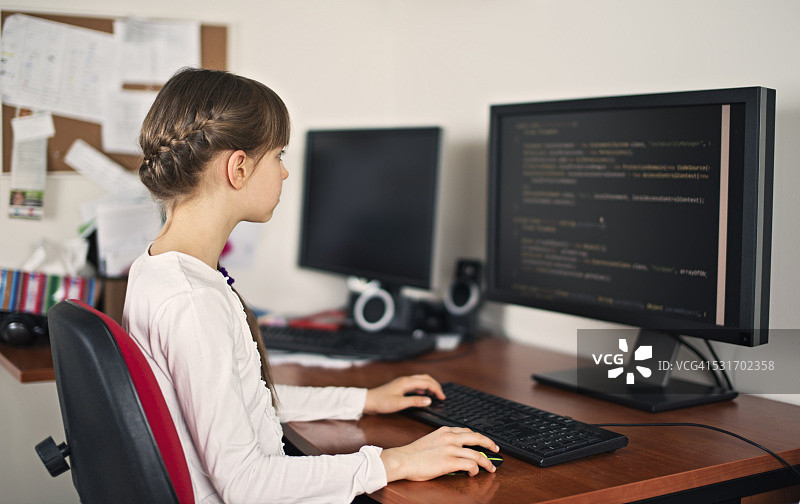 小女孩在家里用台式电脑学习编程图片素材