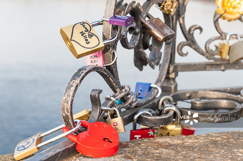 捷克共和国布拉格查尔斯桥上的爱情和承诺锁图片素材