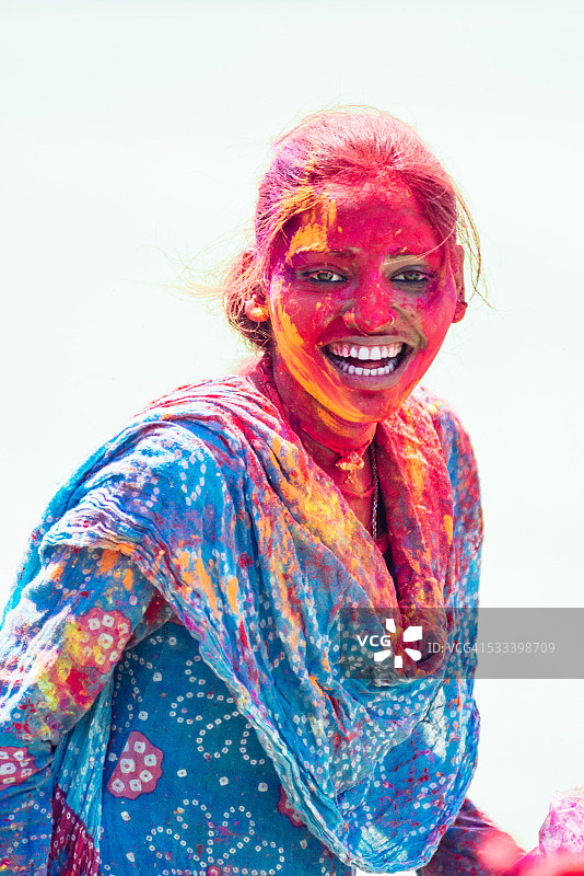 印度女孩涂胡里节彩色粉末图片素材