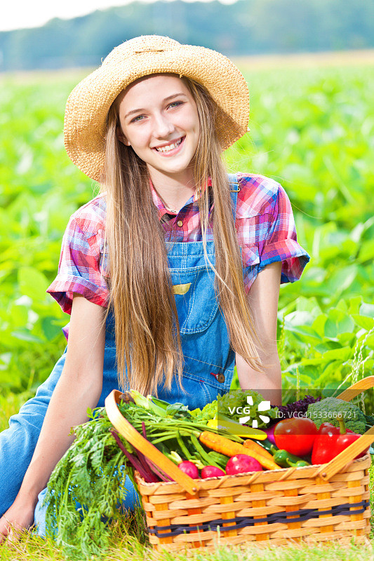 健康农家女孩与新鲜农产品和蔬菜垂直图片素材
