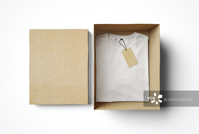 空的独立盒子和白色t恤的标签图片素材