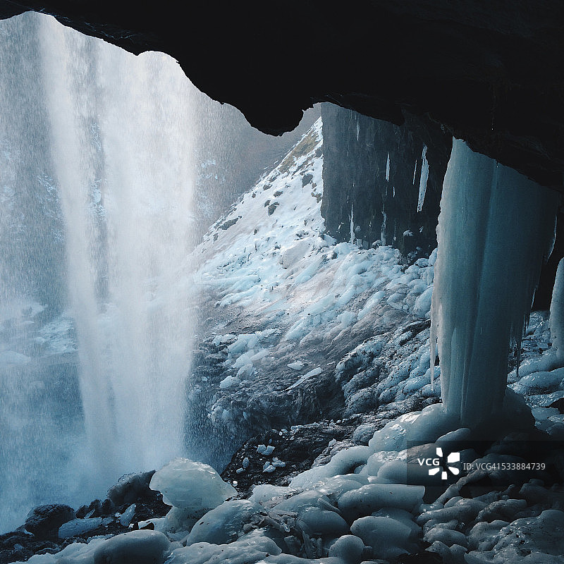 在俄勒冈州胡德山冰冻的塔马纳瓦斯瀑布后面图片素材