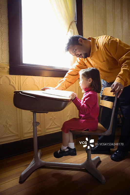 男人和他的女儿一起读书图片素材