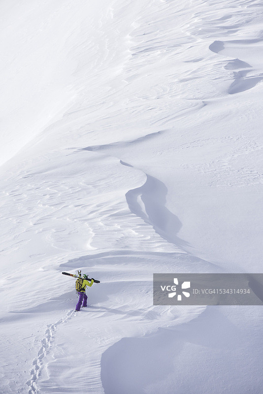 滑雪者爬山图片素材