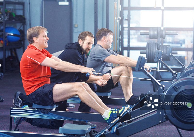 健康生活方式男人在健身俱乐部的锻炼和训练图片素材