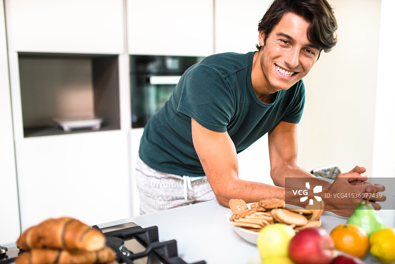 快乐的男人站在厨房里图片素材