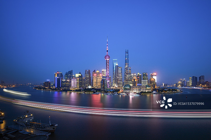 晚上的上海天际线和陆家嘴图片素材