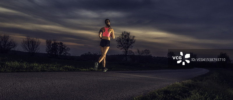 女性在黄昏慢跑图片素材