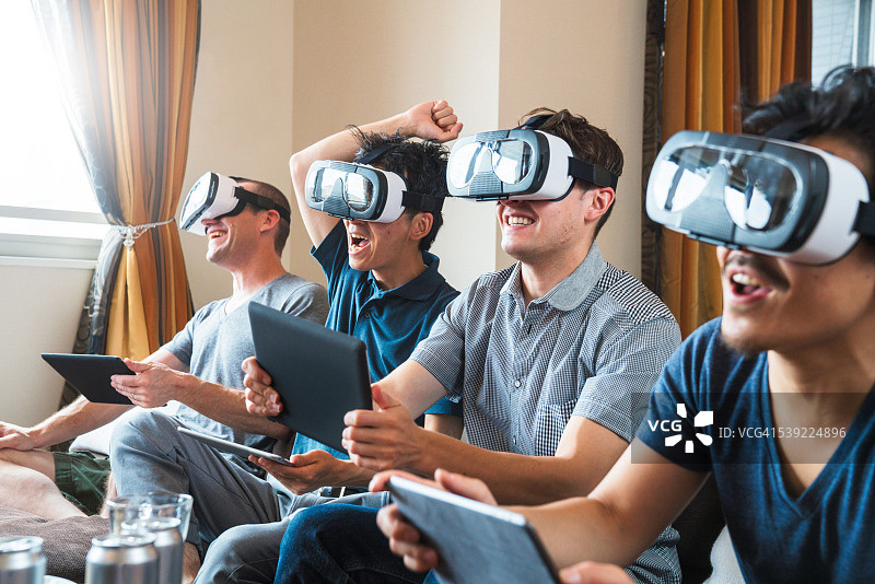 一群朋友使用虚拟现实耳机玩游戏图片素材