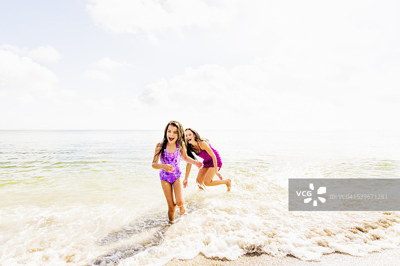 美国，佛罗里达，朱庇特，女孩(6-7)和她的妈妈在海滩上享受自己图片素材