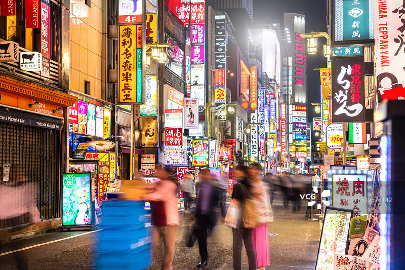 日本东京拥挤的新宿购物区图片素材
