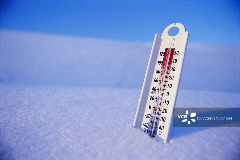温度计陷在雪里图片素材
