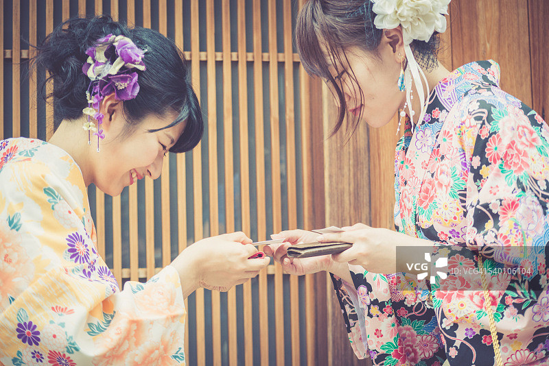 美丽的日本妇女在和服交换名片，京都，日本图片素材