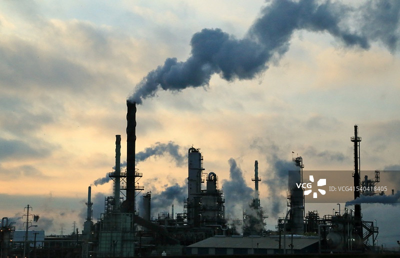 天空被工厂的烟雾污染了图片素材