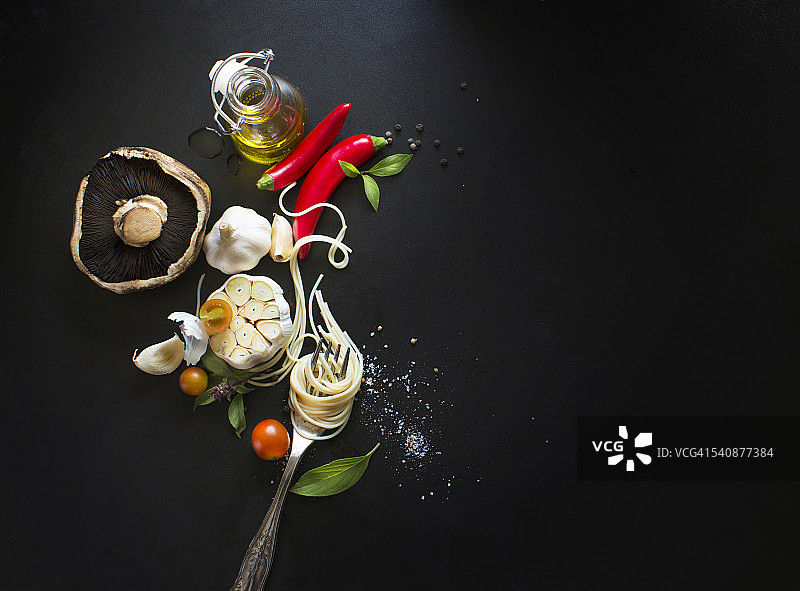 意大利菜，意大利面配方配料上的黑色纹理背景。图片素材