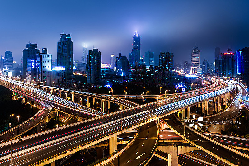 上海，繁忙道路交叉口鸟瞰图图片素材