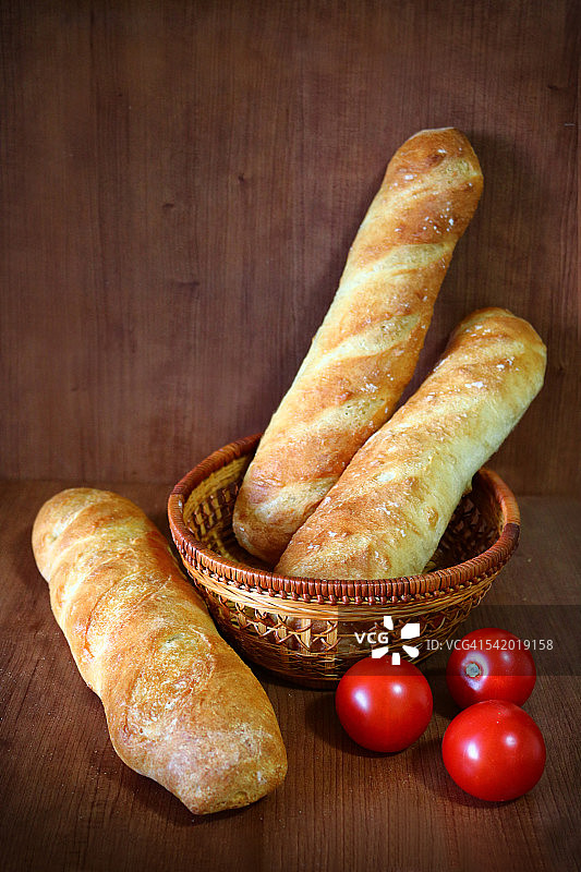 法式长棍面包和西红柿图片素材