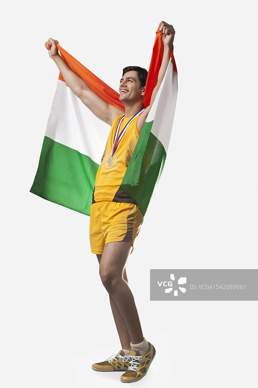 快乐的男性奖牌获得者庆祝胜利与印度国旗的白色背景图片素材