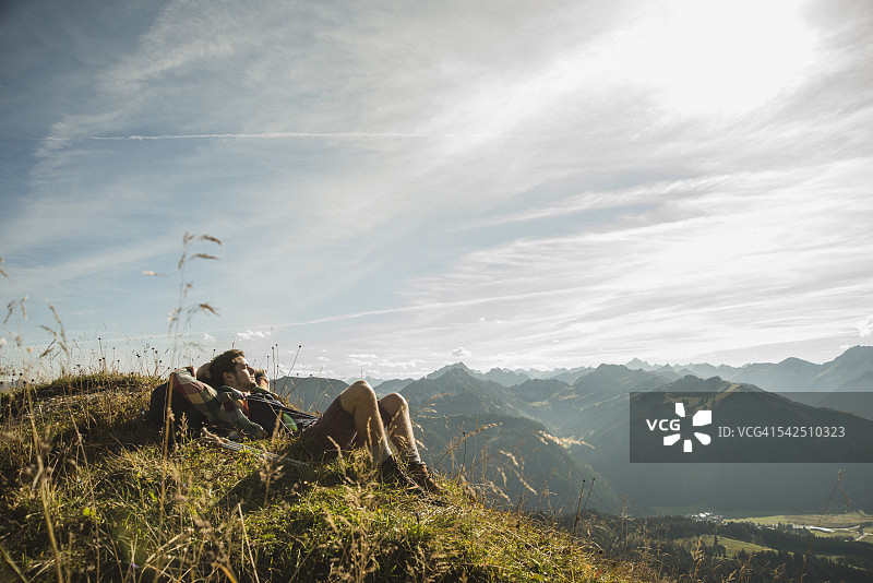 奥地利，蒂罗尔，坦海默塔尔，年轻的徒步旅行者正在休息图片素材