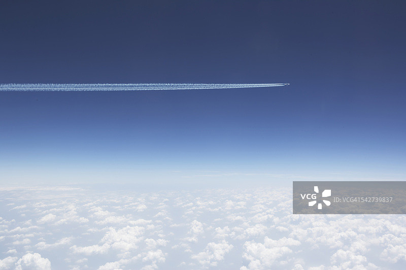喷气式飞机在蓝天上飞过云层图片素材