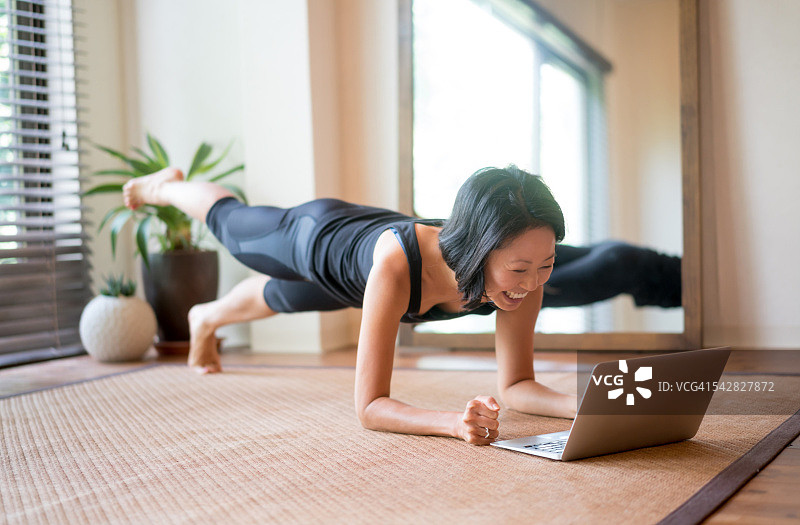 亚洲女性在家锻炼图片素材