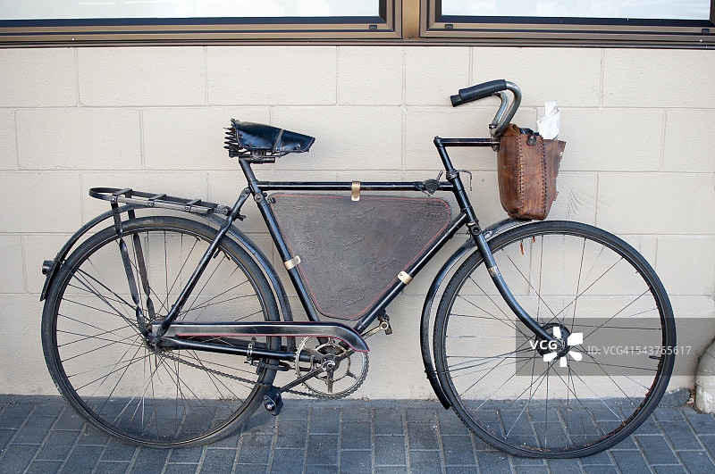 人行道上的复古自行车图片素材