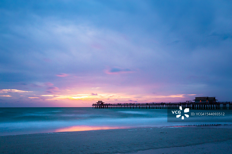 原始和田园诗般的海滩日落，与蓝天在那不勒斯码头，佛罗里达，美国图片素材