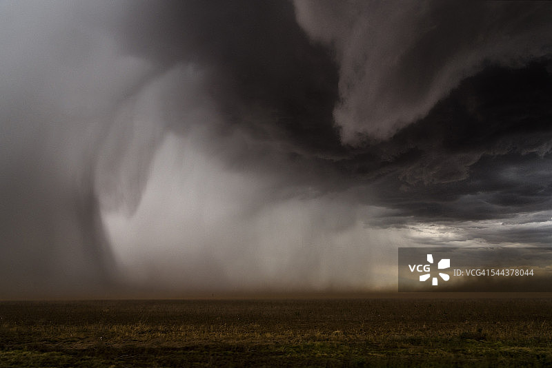在一个雷雨。来自超级单元的前侧翼下沉气流。美国德克萨斯州图片素材