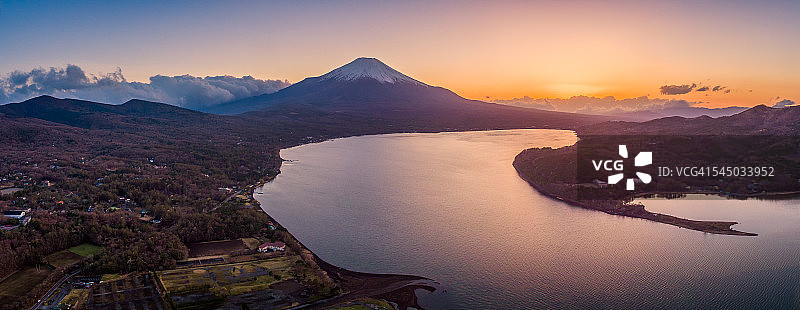 山中湖上富士的高角视图图片素材