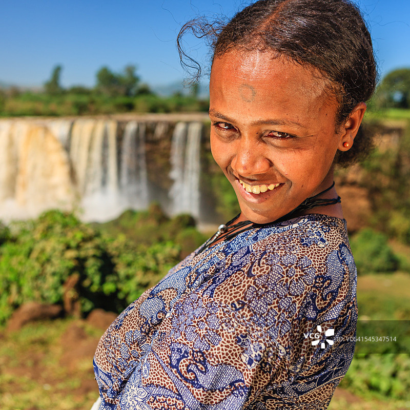 快乐的埃塞俄比亚女人在蓝色尼罗河瀑布图片素材
