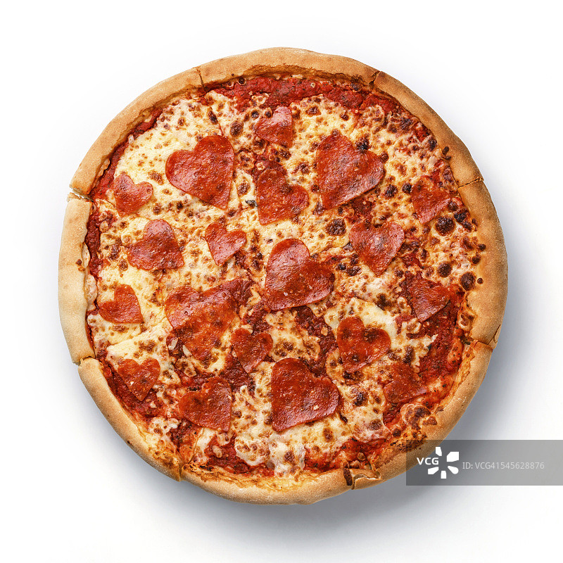 白色背景上的心形切香肠披萨图片素材