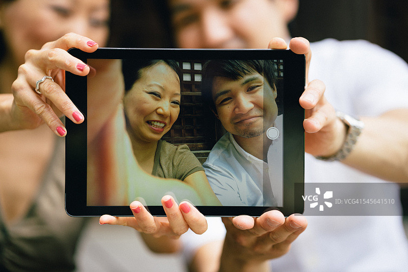快乐的日本夫妇在寺庙自拍图片素材