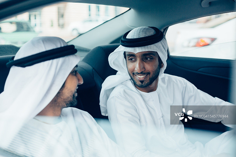 在车里聊天的阿联酋商人图片素材