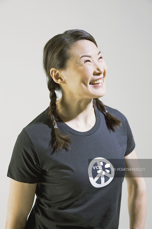 微笑的女人穿着和平t恤图片素材
