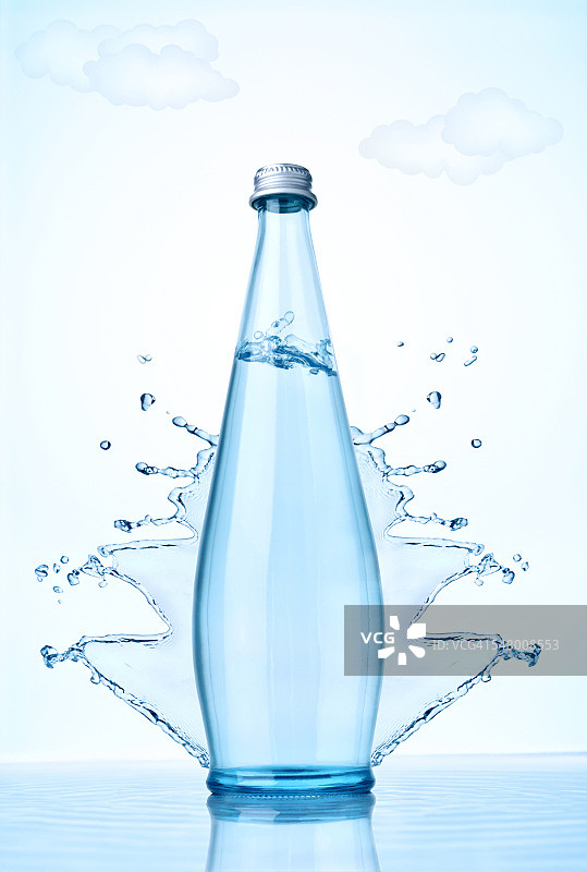 水瓶和飞溅水图片素材