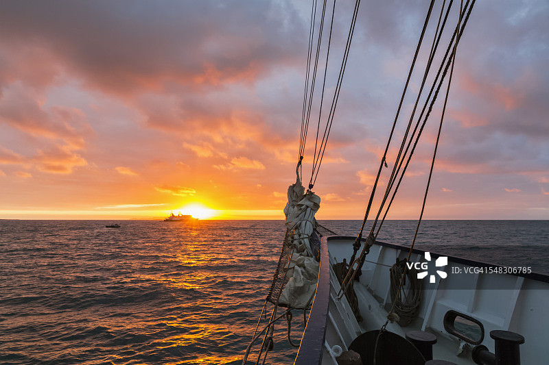 在太平洋，帆船在加拉帕戈斯群岛日出图片素材