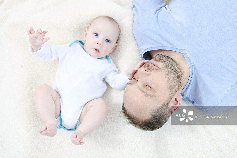 父亲和男婴在一起放松图片素材