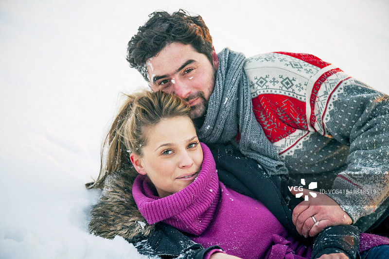 雪中的幸福夫妻图片素材