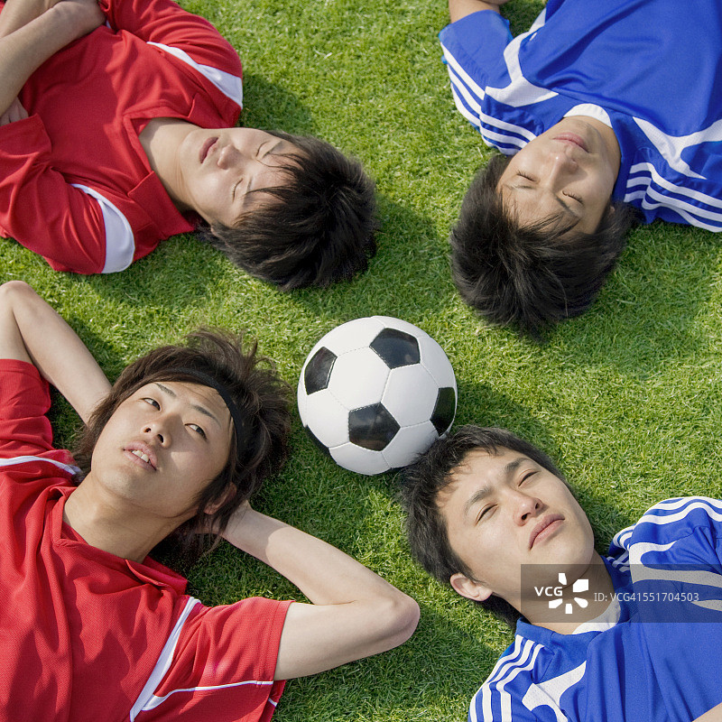 足球运动员躺在草地上图片素材