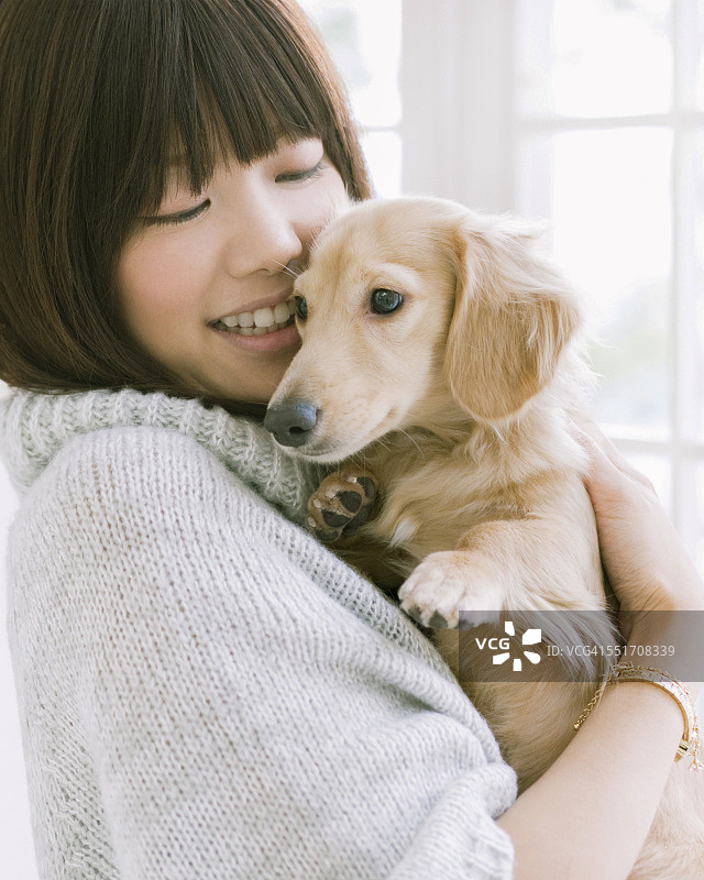 女人和她的宠物狗图片素材
