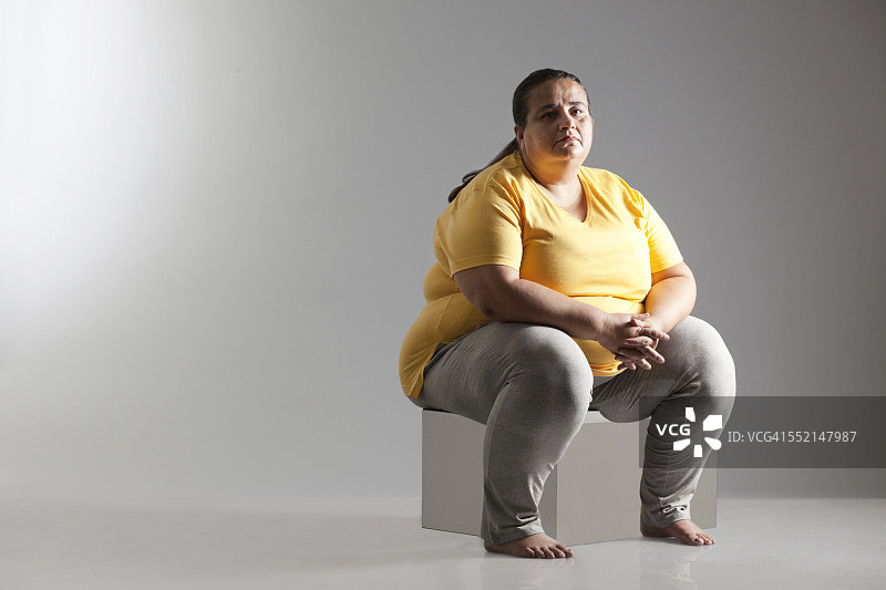 一个坐着的胖女人的肖像图片素材