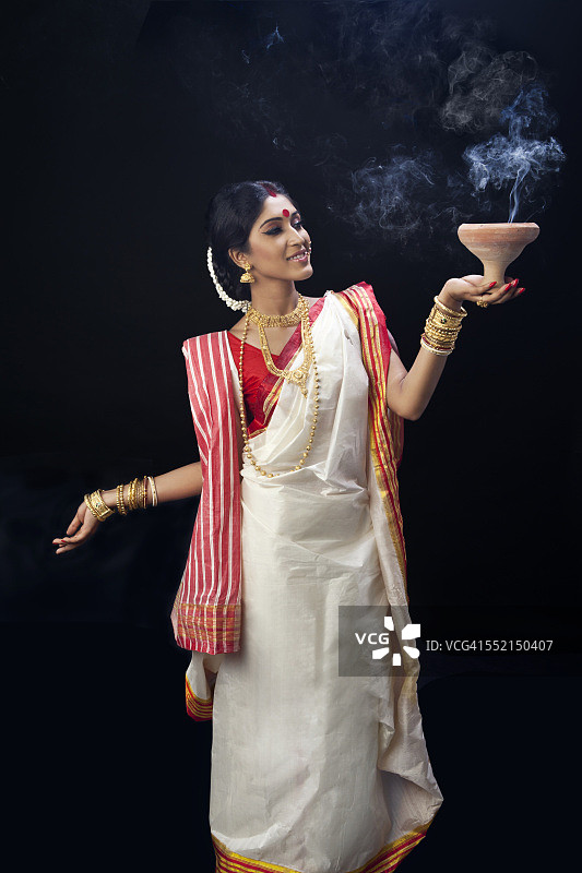 一个孟加拉女人在跳dhunuchi舞图片素材