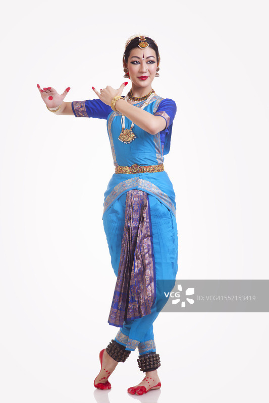 全长度的女Bharata Natyam表演者在白色的背景图片素材