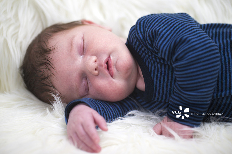 熟睡的男婴肖像图片素材