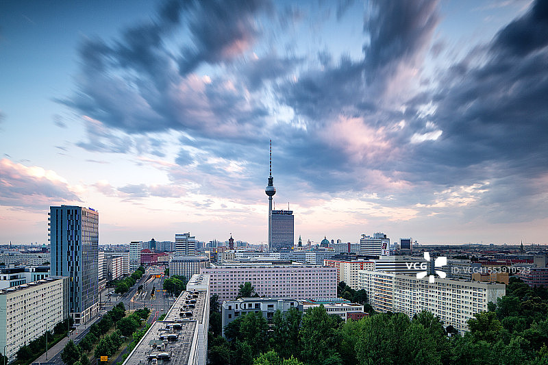 柏林的天际线上乌云密布图片素材